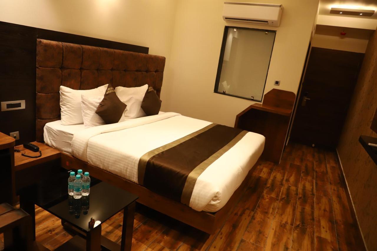 Hotel Emperio Grand Lucknow Esterno foto